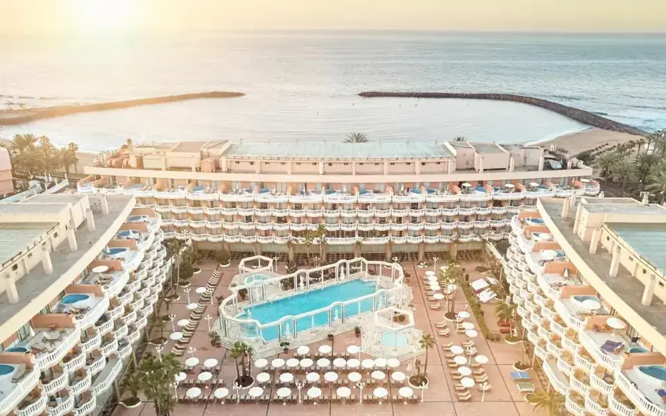 Hotel Cleopatra Palace, Playa del Camisón · frente al mar